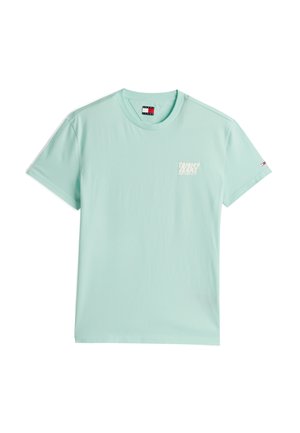 Lyseblå bomulds T-shirt med korte ærmer. Har et lille hvidt logo på venstre bryst og en rød, hvid og blå accent på ærmet.