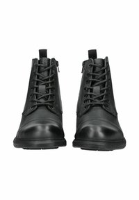 Botas de cuero negro hasta el tobillo con punta redonda, cordones en la parte delantera y cremallera lateral. Presentan un acabado texturizado y costuras reforzadas.