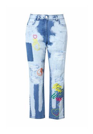 Lyseblå denim jeans med et slidstærkt design og forskellige farverige broderede grafikker, herunder hjerter og legende sætninger.