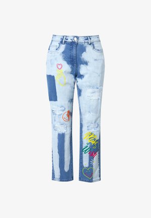 Lyseblå denim jeans med et slidstærkt design og forskellige farverige broderede grafikker, herunder hjerter og legende sætninger.