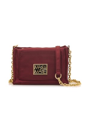 Sac bandoulière bordeaux en nylon avec une bandoulière en chaîne dorée, dotée d'une poche avant et d'une plaque logo dorée. Texture lisse et design compact.