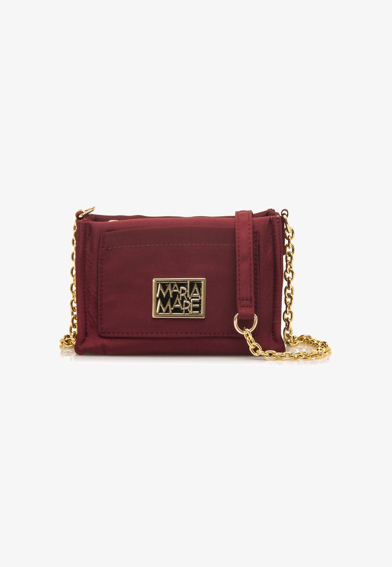 Borsa a tracolla bordeaux in nylon con tracolla in catena dorata, dotata di una tasca anteriore e di un placca logo dorata. Texture liscia e design compatto.