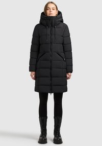 Schwarzer gepolsterter Mantel mit Kapuze, Vorderreißverschluss, Seitentaschen und langem Schnitt. Verfügt über eine gesteppte Textur und ein elegantes schwarzes Finish.