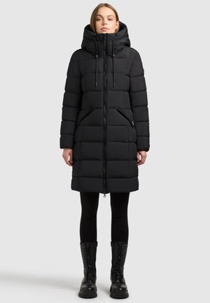 Czarna pikowana kurtka z kapturem, zamkiem błyskawicznym z przodu, kieszeniami po bokach i długim krojem. Charakteryzuje się pikowaną teksturą i eleganckim czarnym wykończeniem.