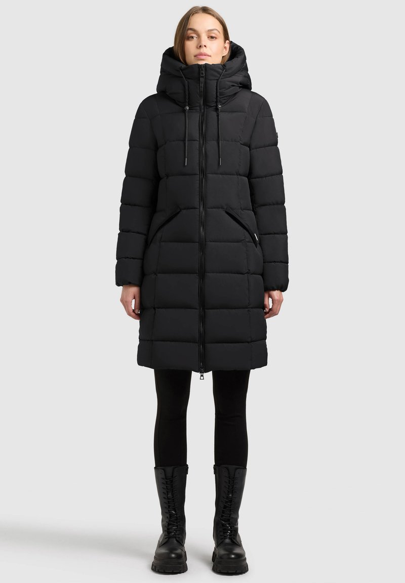 Schwarzer gepolsterter Mantel mit Kapuze, Vorderreißverschluss, Seitentaschen und langem Schnitt. Verfügt über eine gesteppte Textur und ein elegantes schwarzes Finish.