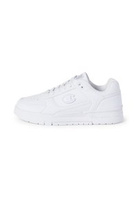 Zapatilla deportiva blanca con una parte superior de cuero liso, puntera perforada, cuello acolchado y una suela de goma texturizada con acentos de logo.