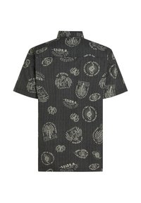 Kortærmet sort skjorte med et struktureret mønster af hvide grafiske designs, herunder tekst og tropiske motiver, på stoffet.