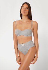 Grijze geribbelde balconette bh en set met hoge taille slip, met verstelbare banden en elastische tailleband, voorzien van een logo label.