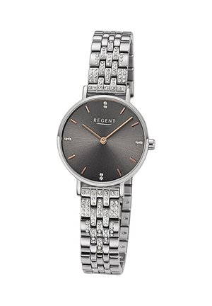Montre argentée avec un cadran rond gris, des accents roses et un bracelet texturé avec des détails en strass pour un éclat supplémentaire.