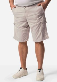 Helle beigefarbene Cargo-Shorts mit Seitentaschen, aus atmungsaktivem Material, mit lockerer Passform und geradem Schnitt.