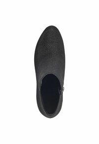 Czarny botek sięgający kostki, wykonany z teksturowanej tkaniny, z szpiczastym noskiem i bocznym zamkiem błyskawicznym. Posiada gładką podszewkę wewnętrzną oraz smukłą sylwetkę.