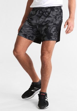 Shorts de sport noirs avec un motif camouflage, dotés d'une taille élastique et d'un tissu léger et respirant.