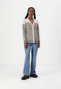 VILA VIOSTRIA V NECK  - Jopica - feather gray/black beauty