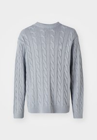 Hellblau gestrickter Pullover mit Zopfmuster, langen Ärmeln und rundem Halsausschnitt. Rippbündchen und -saum verleihen Textur und Struktur.