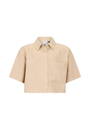 Beżowa krótka koszula z krótkim rękawem i kołnierzykiem, zapinana z przodu na guziki, wykonana z teksturowanej tkaniny, z pojedynczą kieszenią z przodu po lewej stronie.