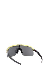 Occhiali da sole con una montatura superiore gialla, lenti grigie e aste nere. Caratterizzati da un design sportivo con una struttura avvolgente per un look atletico.