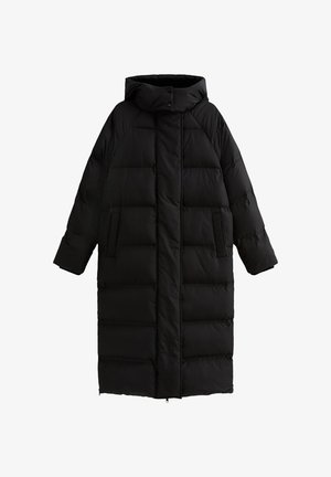 Czarna pikowana kurtka z wysokim kołnierzem, długimi rękawami i dwiema bocznymi kieszeniami. Gładka struktura z poziomymi szwami dla lepszej izolacji.