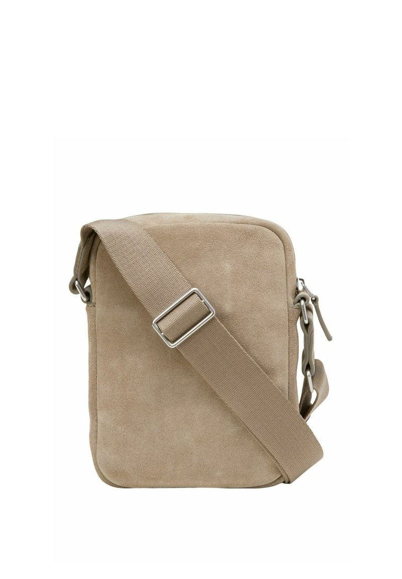 Beige Wildleder-Umhängetasche in rechteckiger Form, mit verstellbarem Stoffriemen und silbernen Hardware-Elementen. Glatte Textur mit minimalen Details.