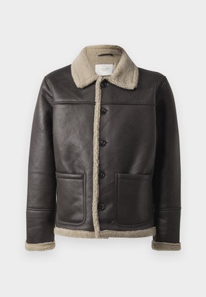 Sort læderjakke med en beige lammeskindskrave og -for, der har frontknaplukning og to sidelommer.