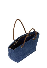 Denim tote taske med brune læderstropper, lynlås lukning og indvendige lommer; blå stoftekstur med subtile mønster detaljer.