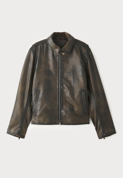 Leren jas in donkerbruin, met een rits aan de voorkant, drukknoopkraag en twee zijzakken. Glide textuur met subtiele kleurvariaties.