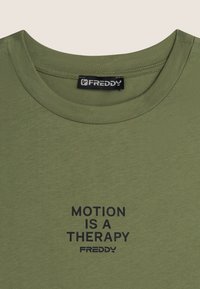 Freddy OVERSIZE CON SCRITTA  - Camiseta estampada - oil green