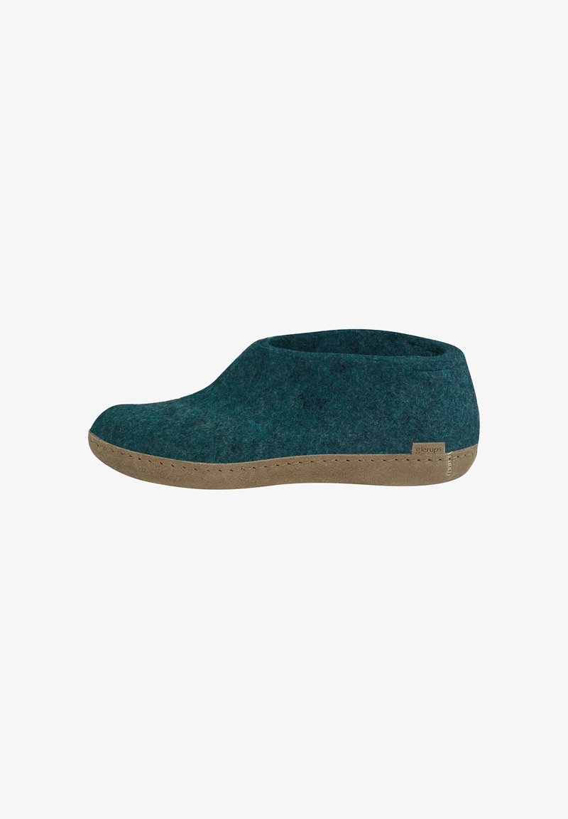 CIABATTE IN FELTRO TINTA TEAL CON SCOLLO BASSO, SUOLA BEIGE E PICCOLO TAG DI MARCA IN TESSUTO SULLA TACCA, MOSTRATE DALLATO INTERNO SU FONDO BIANCO.