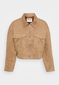 Kort beige mockajacka med dragkedja framtill, två bröstfickor och spetsig krage; har kontrasterande sömmar och en slät yta.
