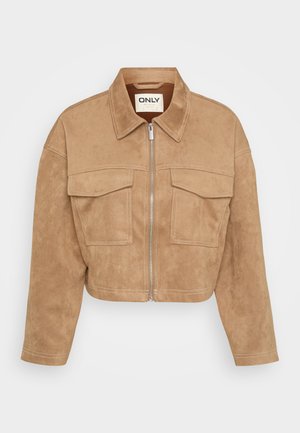 Geknipte beige suède jas met een ritssluiting aan de voorkant, twee borstzakken en een spitse kraag; biedt contrasterende stiksels en een gladde textuur.