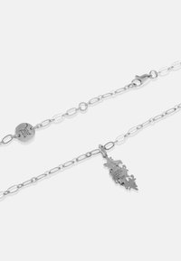 Hõbehelbe kaelakee ovaalsete linkidega, millel on lehekujulise ripatsiga, millel on graveeritud detailid ja krabi sulgemine.