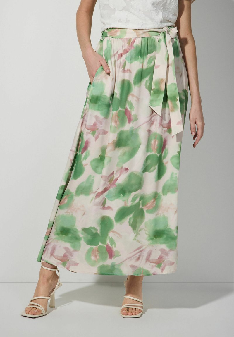Lange, vloeiende rok in een pastelkleurig bloemenpatroon met groene en roze tinten. Voorzien van een gestrikte tailleband en zijzakken. Glad stof met een lichte textuur.
