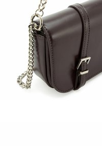 Borsa a tracolla in pelle marrone con finitura lucida, dotata di una tracolla in catena argentata, pattella a ribalta e dettaglio con fibbia.