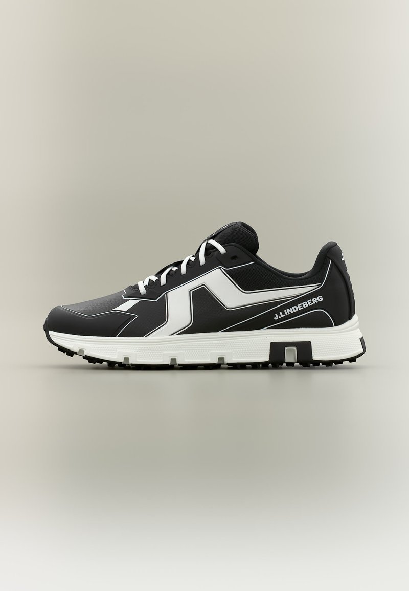 Ασπρόμαυρο αθλητικό παπούτσι J.Lindeberg με γεωμετρικό σχέδιο, λευκά κορδόνια και υφασμένη σόλα, εμφανίζεται σε πλευρική όψη σε ουδέτερο φόντο.