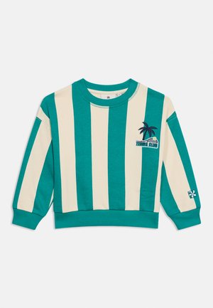 Παιδικό φούτερ με μακριά μανίκια και φαρδιές κάθετες ρίγες σε τυρκουάζ και κρεμ, με ριμπ τελειώματα στα μανίκια και στο κάτω μέρος και ένα ταμπελάκι «Tennis Club» με φοίνικα.