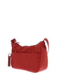 Sac à main rouge en tissu texturé avec fermeture à glissière, dotée d'une poche avant et d'une bandoulière amovible. Marque visible sur le côté.