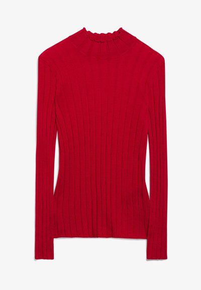 Sarkanais ribotais garām piedurknēm tops ar augstu, kraukšķīgu kakla izgriezumu. Audumam ir gluda tekstūra un pieguļoša silueta ar vertikālām līnijām.