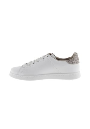 Baskets blanches en cuir lisse avec un accent argenté texturé à l'arrière et une semelle en caoutchouc blanche. Fermeture à lacets avec sept œillets.