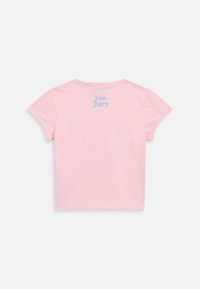 T-shirt rose à manches courtes en coton, avec le texte "Love Juicy" en bleu au dos. Design simple avec un col rond.