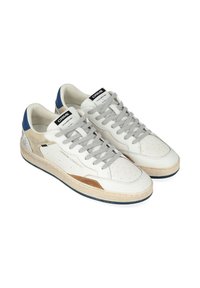 Sneakers bianchi in pelle con lacci grigi, dettagli blu e un pannello testurizzato color beige. Presentano perforazioni sulla punta e una suola in gomma.