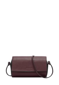 Sac bandoulière rectangulaire en cuir rouge foncé avec fermeture à rabat et fine sangle réglable, nom de la marque embossé au centre devant.