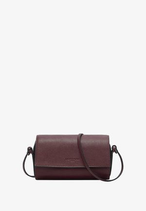 Sac bandoulière rectangulaire en cuir rouge foncé avec fermeture à rabat et fine sangle réglable, nom de la marque embossé au centre devant.