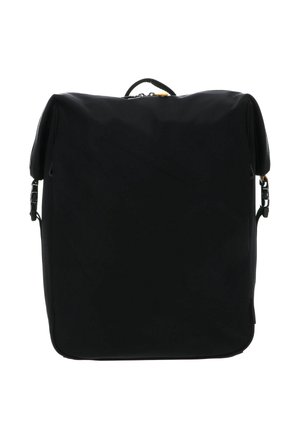 Sac à dos noir de forme rectangulaire, fabriqué en tissu texturé. Il possède des bretelles réglables et une poignée supérieure pour le transport.