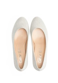 Ballerine argentate brillanti con punta rotonda, interno liscio e discreto dettaglio del logo sulla soletta. La texture è scintillante e liscia.