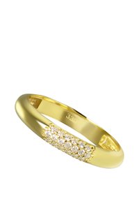 Bague en or avec une surface lisse et polie, ornée d'une rangée horizontale de pierres blanches étincelantes. Gravée du chiffre "333".