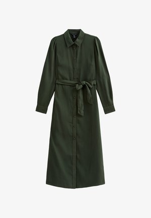 Robe boutonnée vert foncé à manches longues, avec un col et une ceinture à la taille. Fabriquée en tissu lisse, elle présente une poche poitrine unique et des épaules plissées.