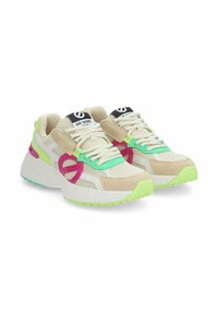 Sneakers con tomaia in rete beige, accenti rosa e verde, lacci testurizzati e una suola bianca chunky con dettagli verdi.