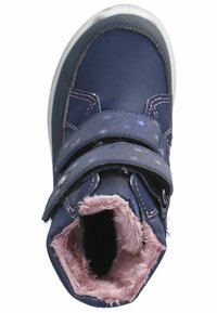 Bota infantil de color azul marino con parte superior de tela, dos correas de velcro y forro de piel sintética rosa. Patrón de estrellas en las correas, puntera redondeada, suela de goma.