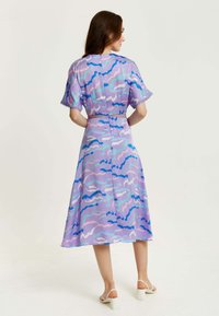 Liquorish MIDI ABSTRACT ZEBRA PRINT WITH DETAIL - Day dress - lilac