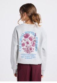 Sudadera gris con un gráfico floral rosa en la parte posterior y texto azul que dice "Paraíso de Amapolas de California" y "El Estado de la Amapola".