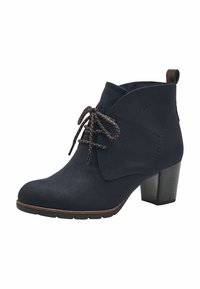 Botte chelsea en suede bleu marine à bout rond, avec un laçage sur le devant, des lacets en fil brun et un talon empilé. Elle présente des coutures décoratives et une texture douce.